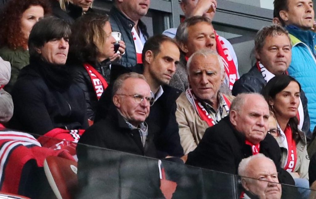 Prominent besetzte Tribüne: Joachim Löw, Oliver Mintzlaff, Dietrich Mateschitz (obere Reihe von links), Karl-Heinz Rummenigge und Uli Hoeneß (untere Reihe, v.l.)