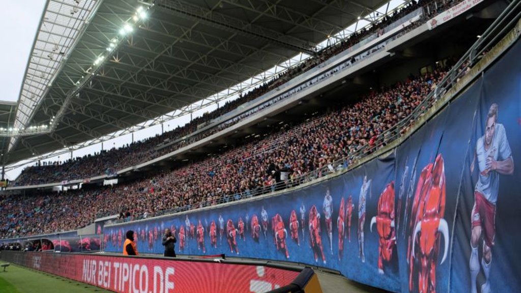 In der Red Bull Arena soll neue LED-Bandenwerbung installiert werden.