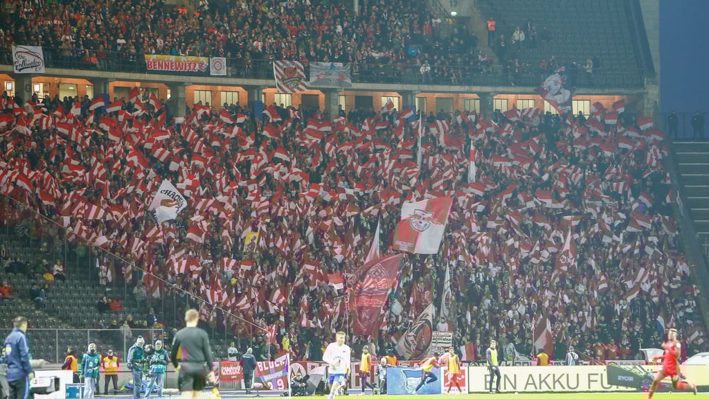 RB-Fans bei einem Spiel bei Hertha BSC Berlin im Jahr 2019 - kurz vor Ausbruch der Corona-Pandemie.