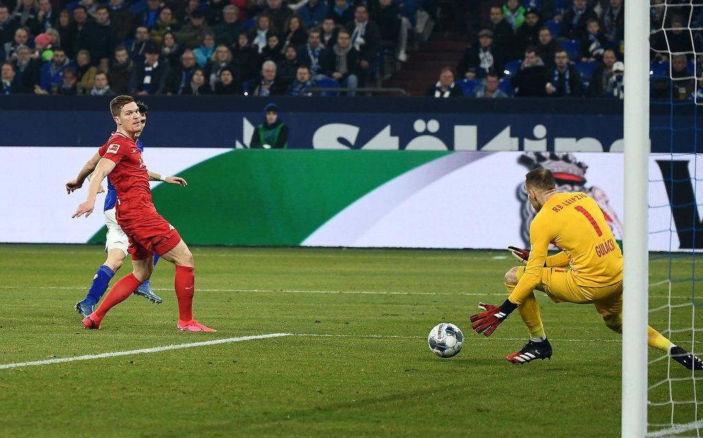 Chance vereitelt: Peter Gulacsi hält einen Schuss von Benito Raman.