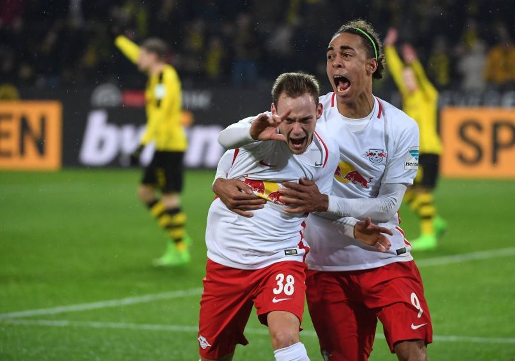 Federico Palacios und Yussuf Poulsen bejubeln das Tor gegen Borussia Dortmund – bevor es abekannt wird.
