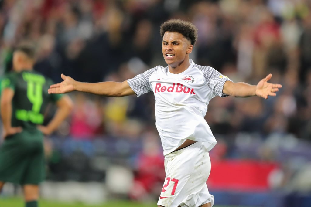 Salzburgs Karim Adeyemi freut sich über sein Tor gegen Wolfsburg.