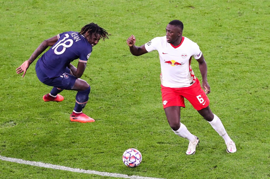 Starke Leistung im Hinspiel: Ibrahima Konaté gegen Moise Kean.