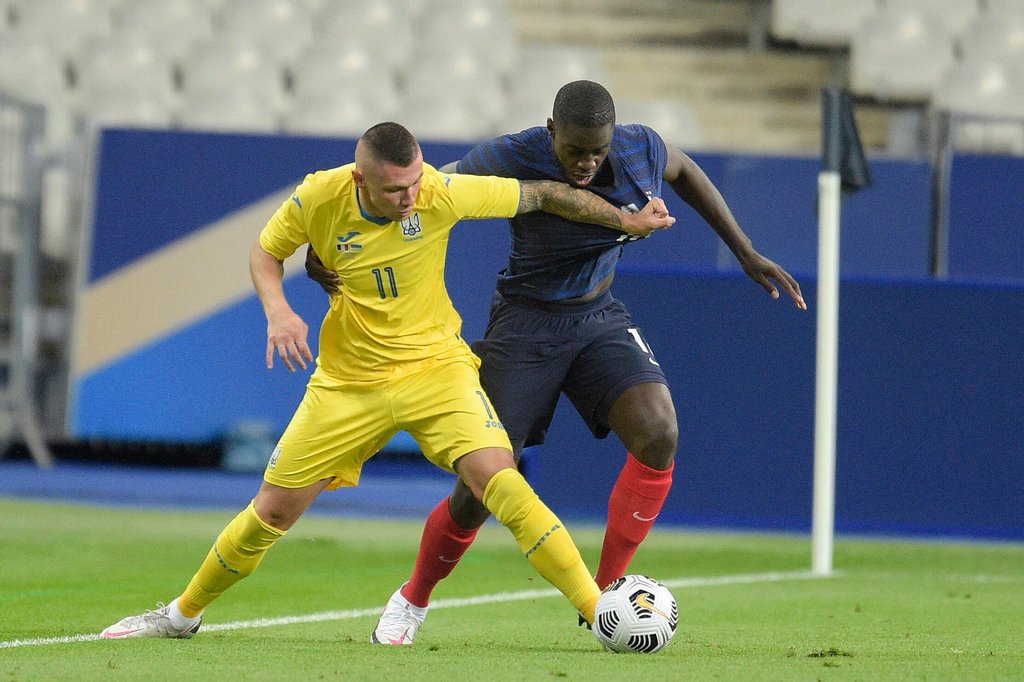 Dayot Upamecano (r.) von RB Leipzig im Duell mit dem Ukrainer Oleksandr Zubkov.