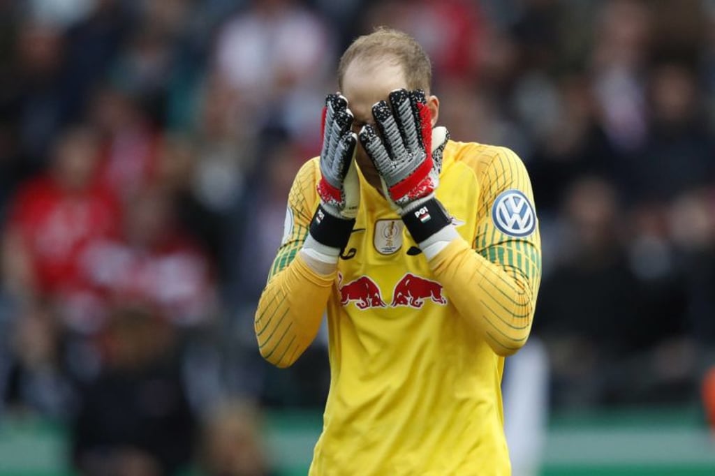 25.05.2019, Olympiastadion Berlin, Berlin, GER, DFB-Pokal, Finale, RB Leipzig vs FC Bayern Muenchen, im Bild Peter Gulacsi (1, Leipzig) hat die Haende vor seinem Gesicht (Wichtiger Hinweis: Der DFB untersagt die Verwendung von Sequenzbildern im Internet und in Online-Medien waehrend des Spiels (einschließlich Halbzeit). Sperrfrist! Der DFB erlaubt die Publikation und Weiterverwertung der Bilder auf mobilfunkfaehigen Endgeraeten (insbesondere MMS) und ueber DVB-H und DMB erst nach Spielende.) RB Leipzig vs FC Bayern Muenchen *** 25 05 2019, Olympiastadion Berlin, Berlin, GER, DFB Cup, Final, RB Leipzig vs. FC Bayern Muenchen, in picture Peter Gulacsi 1, The DFB prohibits the use of sequence images on the Internet and in online media during the game, including halftime The DFB allows the publication and further use of the images on mobile devices, especially MMS, and via DVB H and DMB only after the end of the game RB Leipzig vs. FC Bayern Muenchen