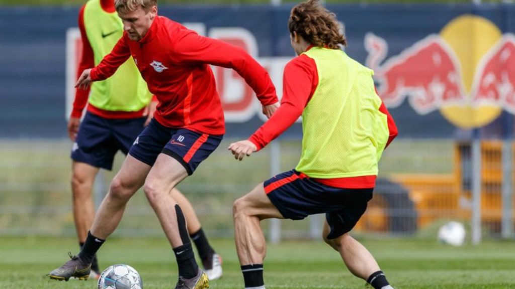 Zurück am Ball: Emil Forsberg im Trainingslager in Seefeld gegen Marcel Sabitzer.