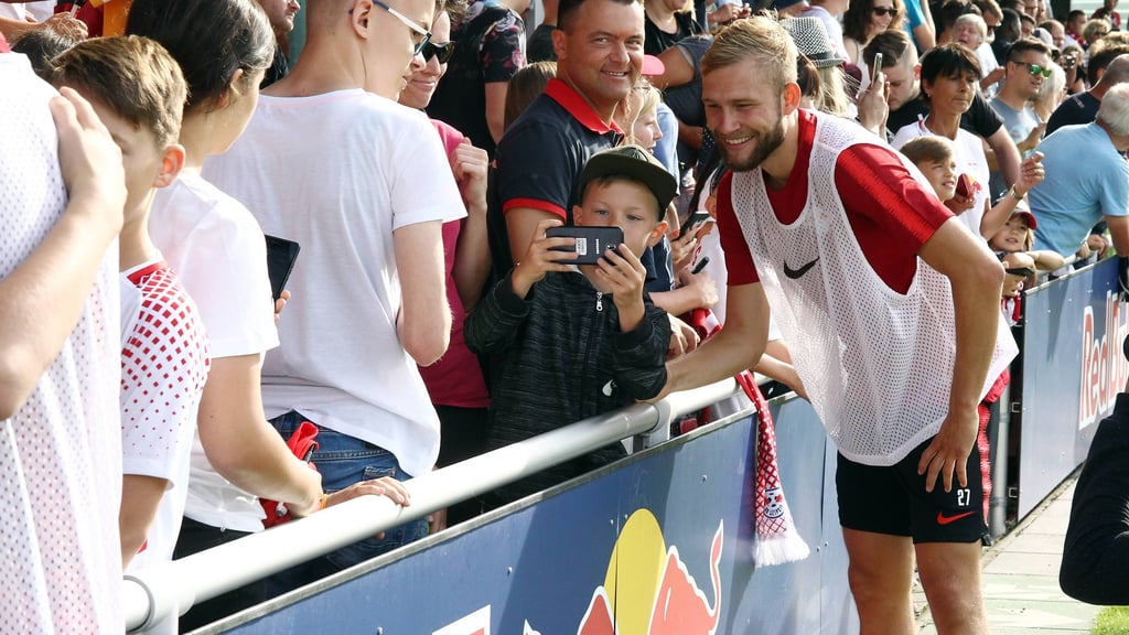 So voll wird es am Dienstag nicht am Cottaweg, aber die Fans von RB Leipzig können den Kickern endlich wieder näher sein.