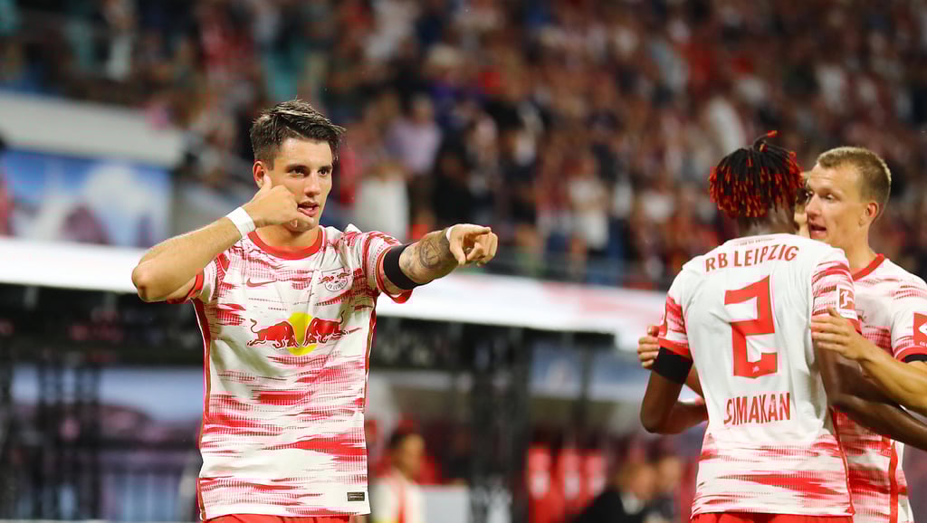 Torschütze Dominik Szoboszlai freut sich wie Mohamed Simakan und Lukas Klostermann (v.l.n.r.) über sein 1:0 gegen Stuttgart.