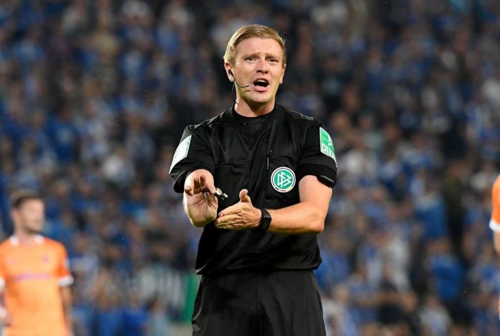 Robert Schröder ist erstmals in der Red Bull Arena zu Gast und überhaupt erstmals in der Bundesliga Schiedsrichter.