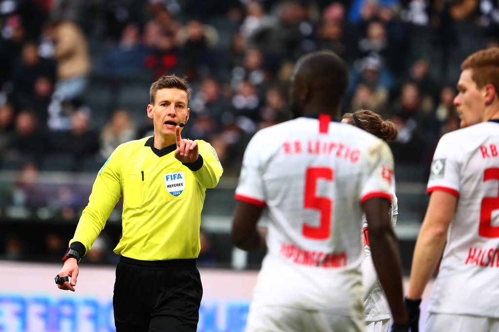 Klare Linie: Daniel Siebert leitet Borussia Dortmund gegen RB Leipzig.