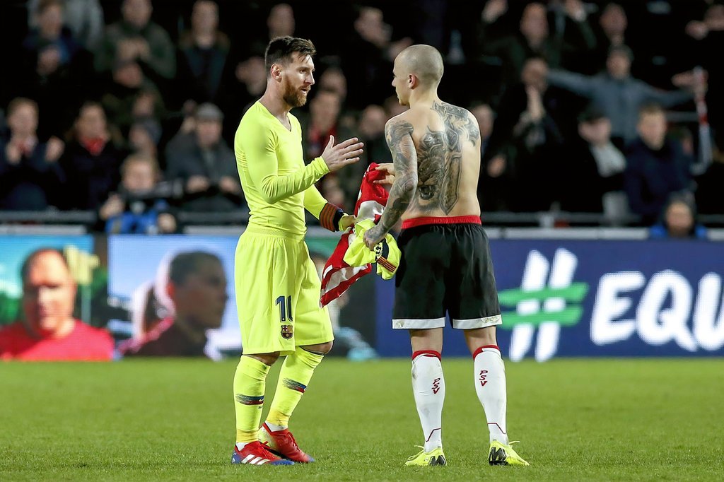 Schon mal Kontakt gehabt: Messi (l.) und Angeliño (damals PSV) November 2018