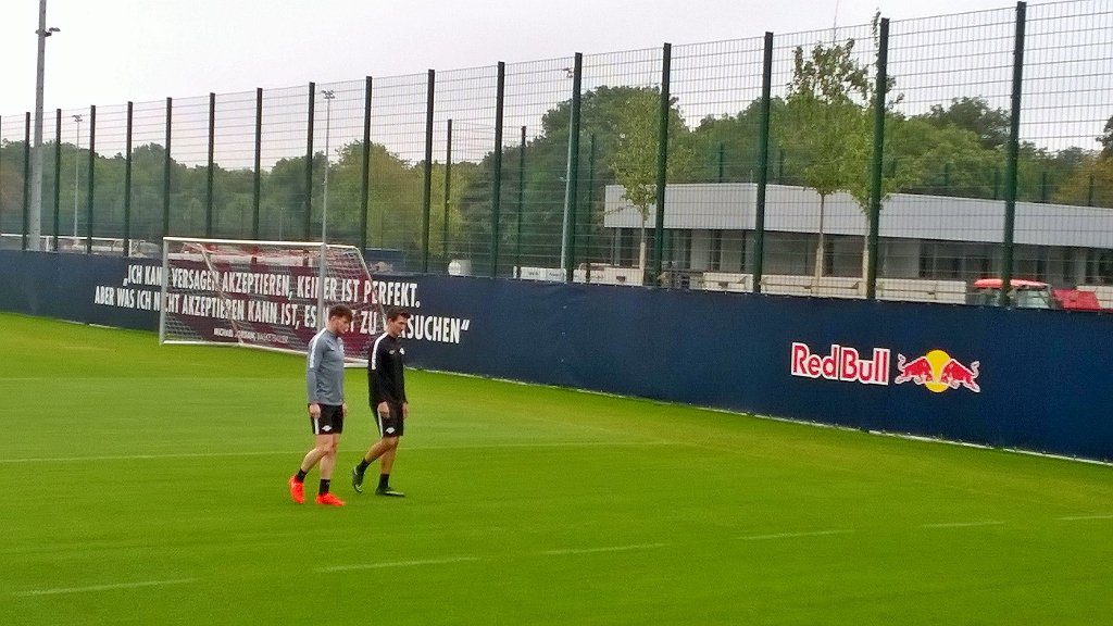Behutsamer Aufbau: Neuzugang Oliver Burke (links) und RB leipzigs Athletiktrainer Nicklas Dietrich