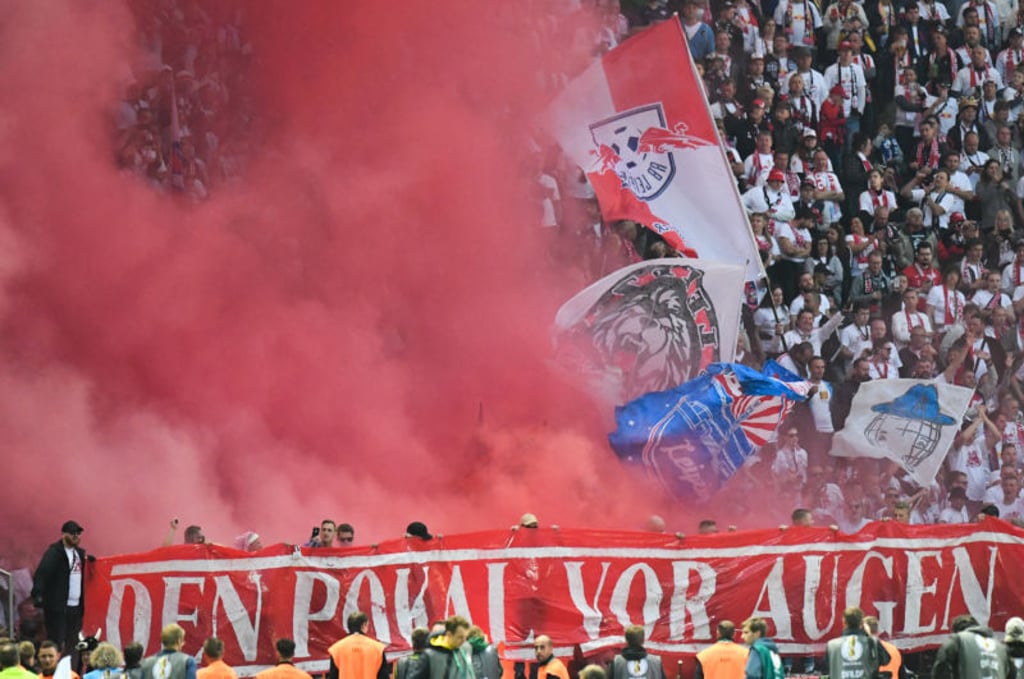 Fans von RB Leipzig zündeln beim DFB-Pokal-Finale in Berlin.