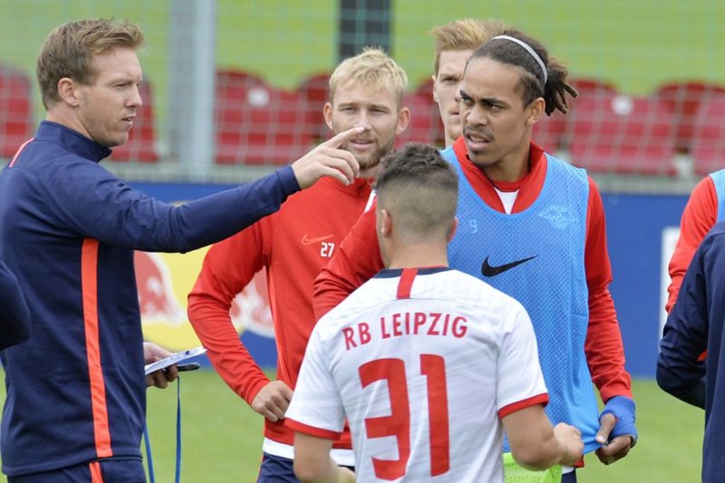 Yussuf Poulsen muss bei Julian Nagelsmanns Trainingsanweisungen noch sehr genau hinhören.