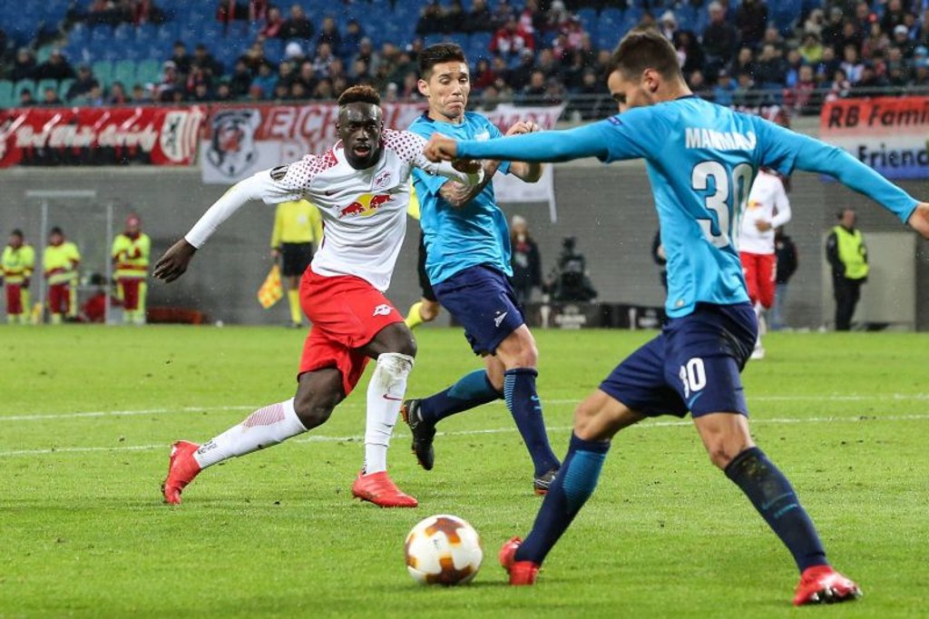 Emanuel Mammana im Zweikampf mit Jean-Kevin Augustin.