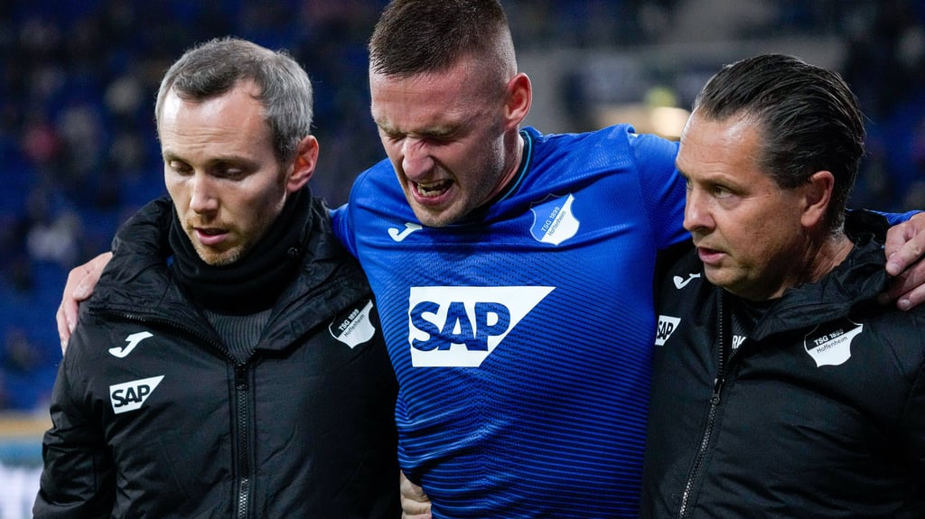 Pavel Kaderabek muss im Spiel gegen den 1. FC Köln Mitte Oktober verletzt vom Platz geführt werden.