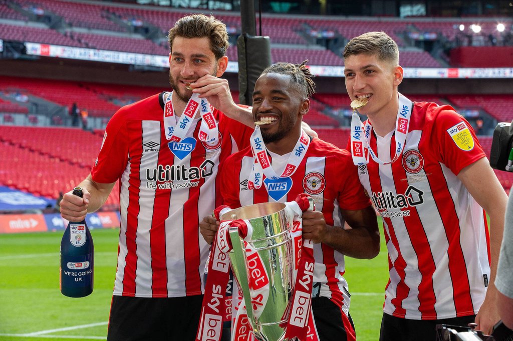 Bissfest: Vitaly Janelt (r.) spielt kommende Saison mit dem FC Brentford in der Premier League