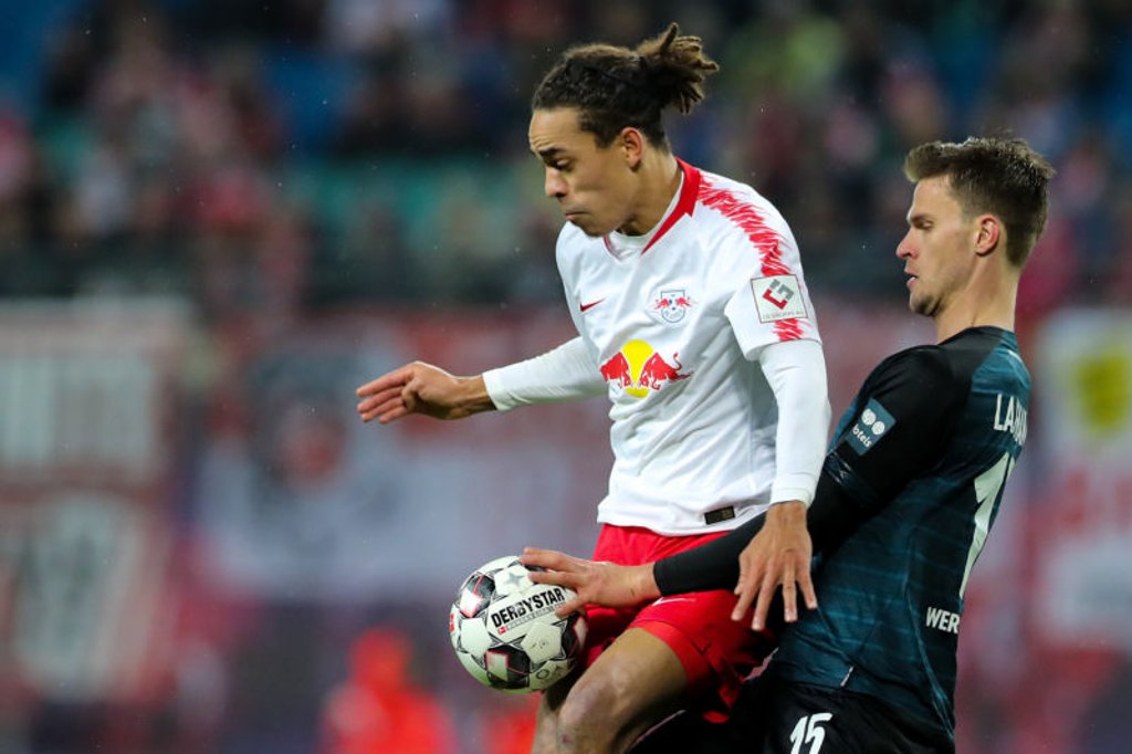 Sebastian Langkamp von Werder Bremen mit der Hand am Ball. Handspiel!