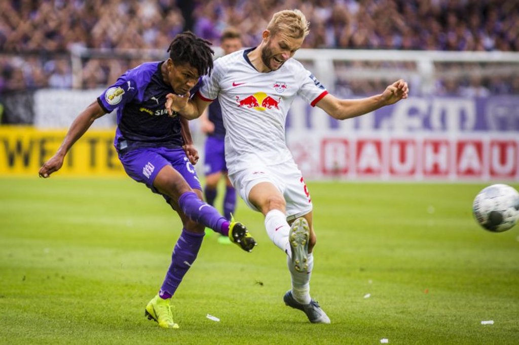 Konrad Laimer bekam bei RB Leipzig in Osnabrück den Vorzug auf der linken Seite und musste u.a. gegen Amenyido ganz schön beißen.