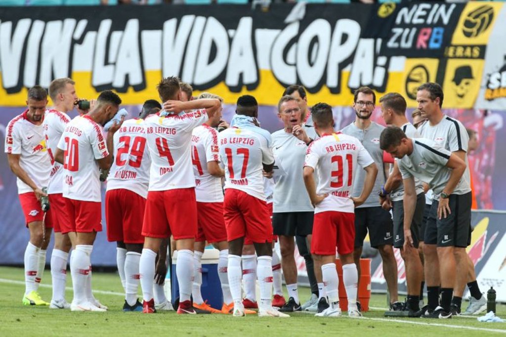 Während einer Trink- und Erfrischungspause kann Ralf Rangnick den Spielern von RB Leipzig auch gut noch mal ein paar taktische Hinweise mitgeben.