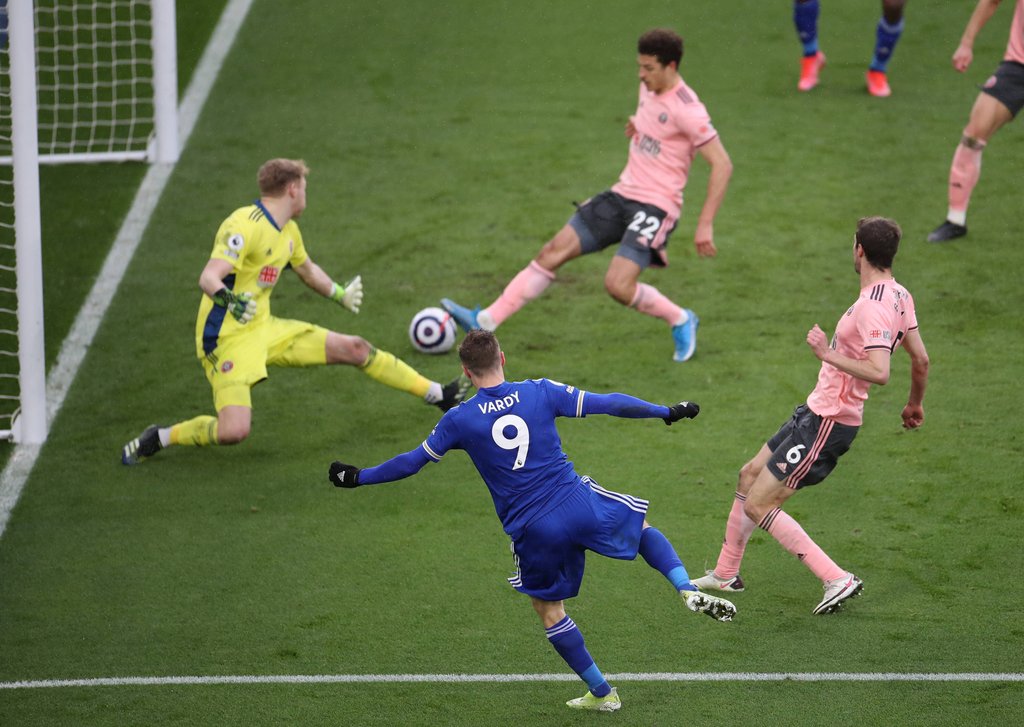 In dieser Szene befördert Ethan Ampadu den Ball ins eigene Netz.&nbsp;