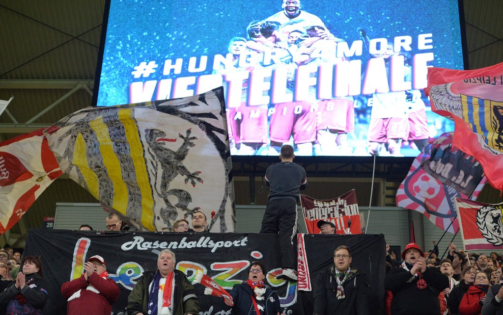 Keine Angst vor Corona: RB-Leipzig-Fans gegen Tottenham im Stadion.