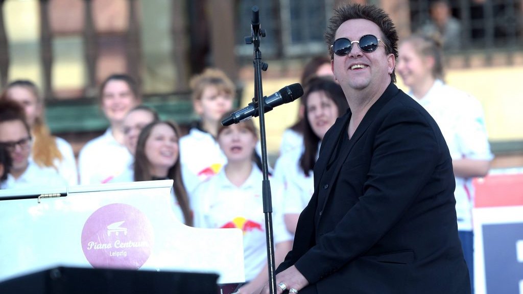 Sebastian Krumbiegel präsentiert die neue Vereinshymne bei der Aufstiegsfeier von RasenBallsport Leipzig.