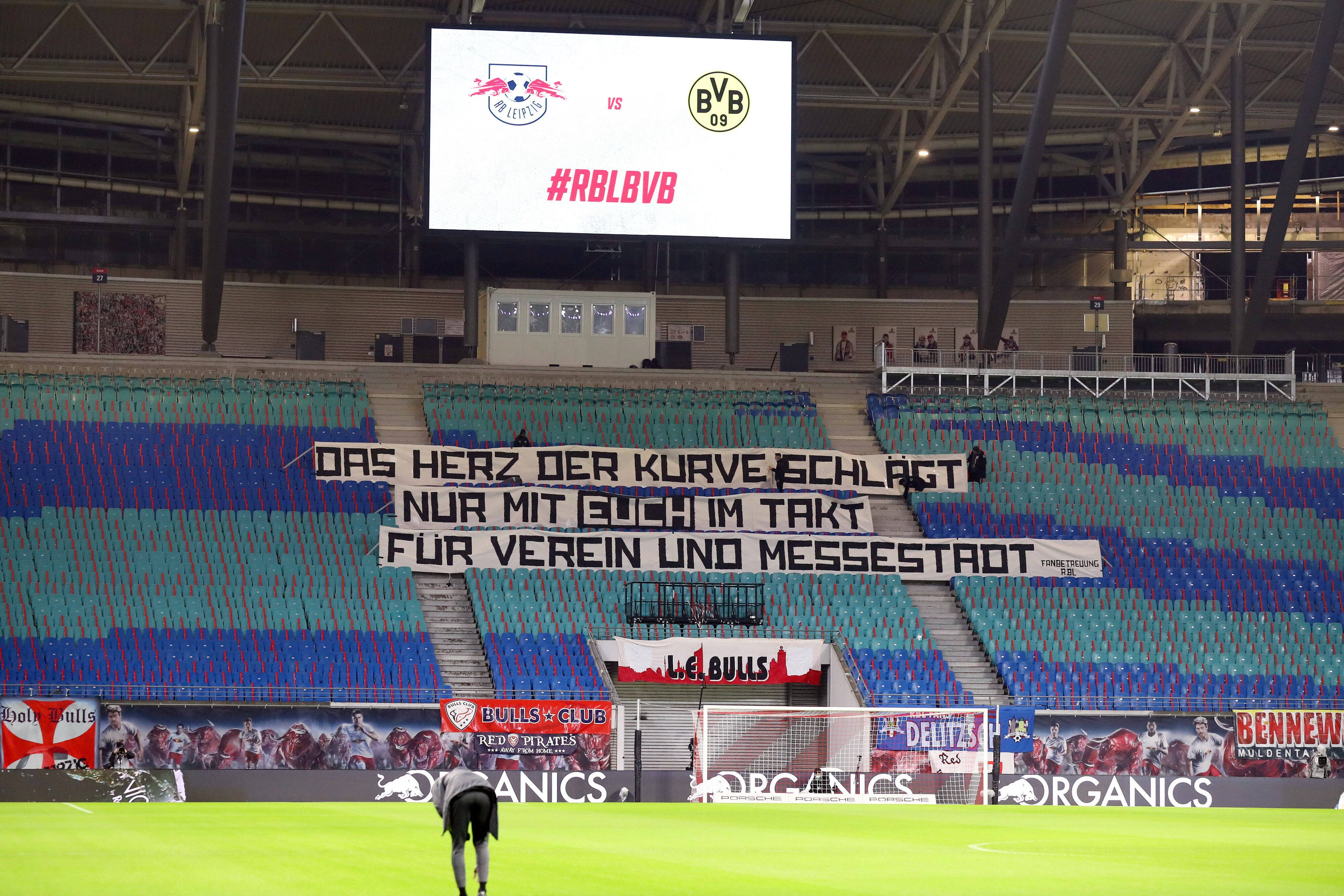 „Herz Der Kurve Schlägt Nur Mit Euch Im Takt”: Banner-Choreo Gegen ...