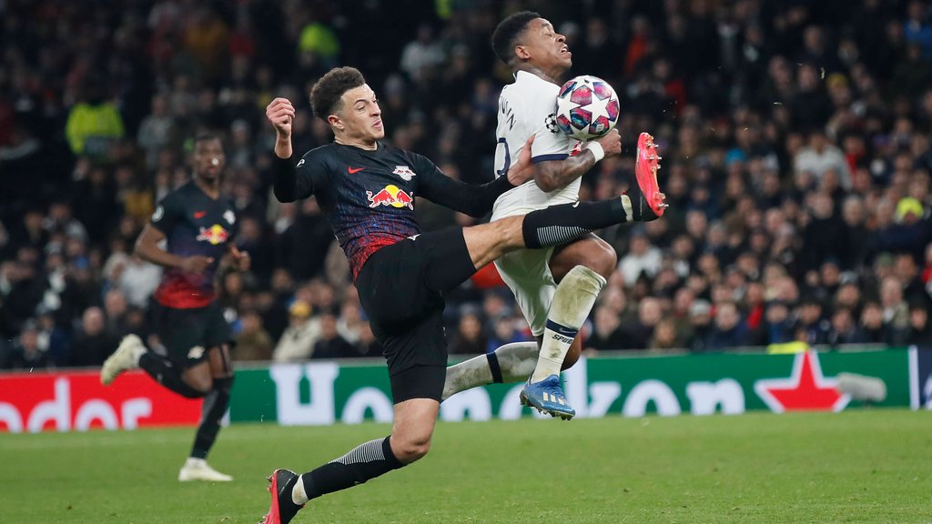 „Meine Waden fühlen sich jetzt nicht gut an”: Ethan Ampadu gegen Steven Bergwijn.