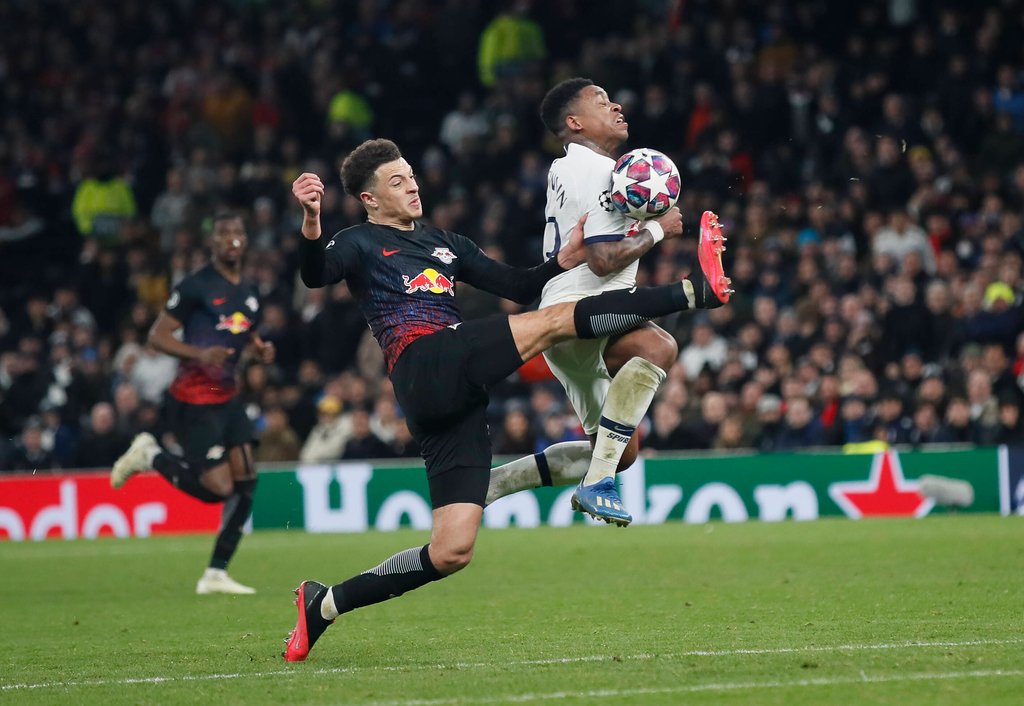 „Meine Waden fühlen sich jetzt nicht gut an”: Ethan Ampadu gegen Steven Bergwijn.