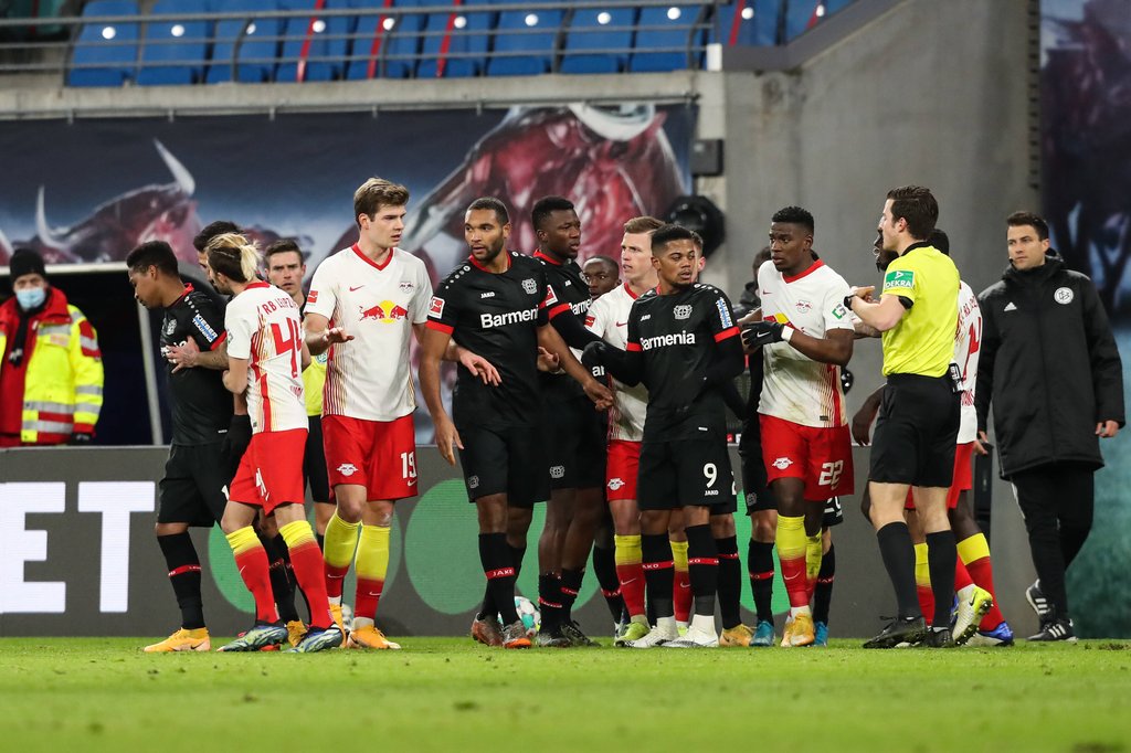 Rudelbildung um Schiedsrichter Harm Osmers nach einem Foul von Edmond Tapsoba an RB Leipzigs Alexander Sörloth (4.v.l.)