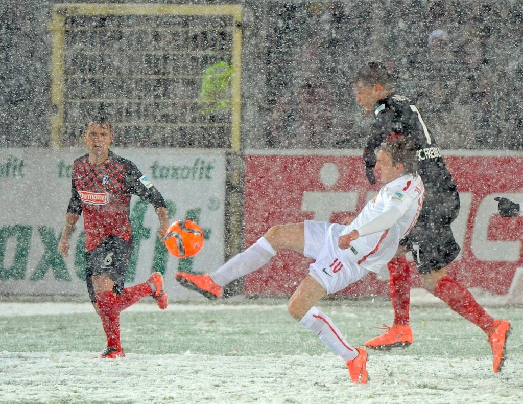 Emil Forsberg steht auf richtig viel Schnee anstatt Matschwetter.