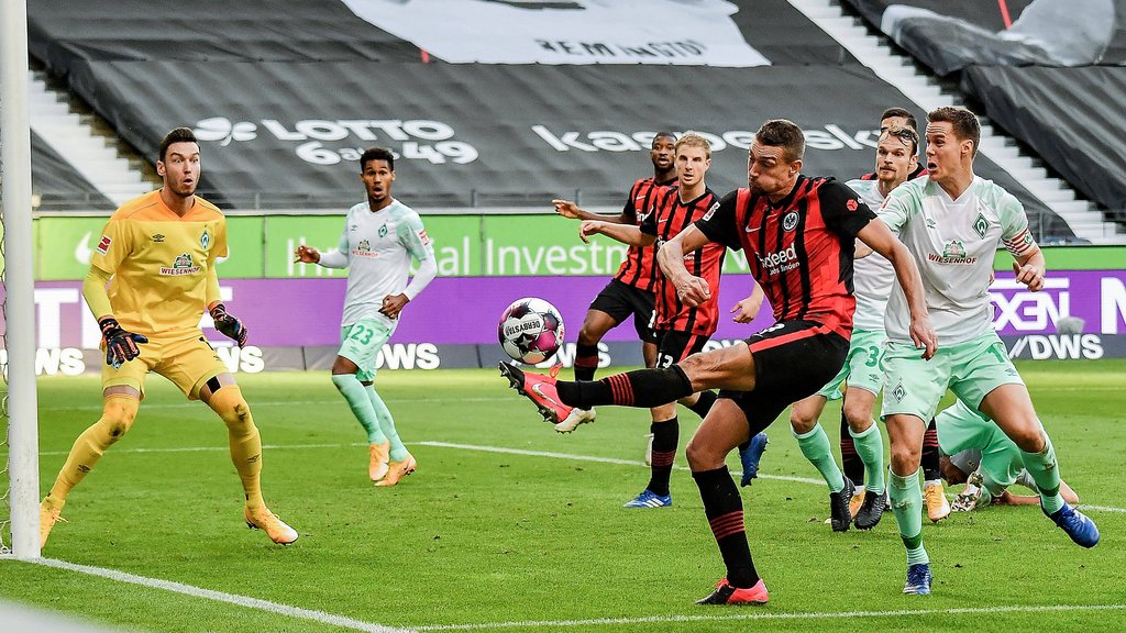 Backen aufgeblasen: Stefan Ilsanker taucht auch mal vor dem gegnerischen Tor auf.