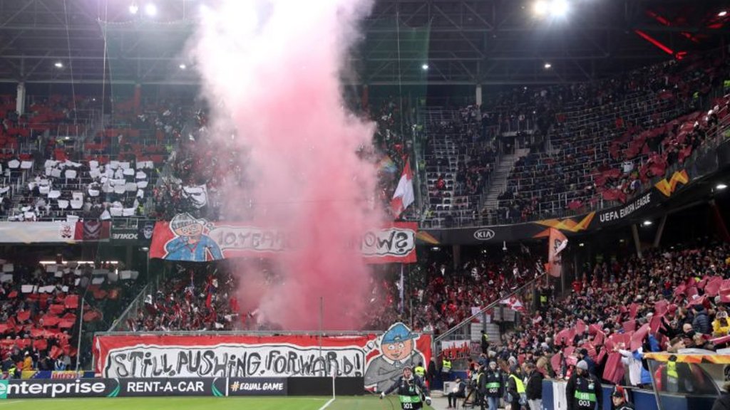 Mal wieder Pyrotechnik im Block der Anhänger von RB Leipzig.
