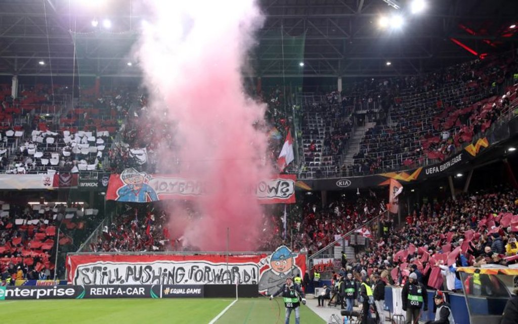 Mal wieder Pyrotechnik im Block der Anhänger von RB Leipzig.