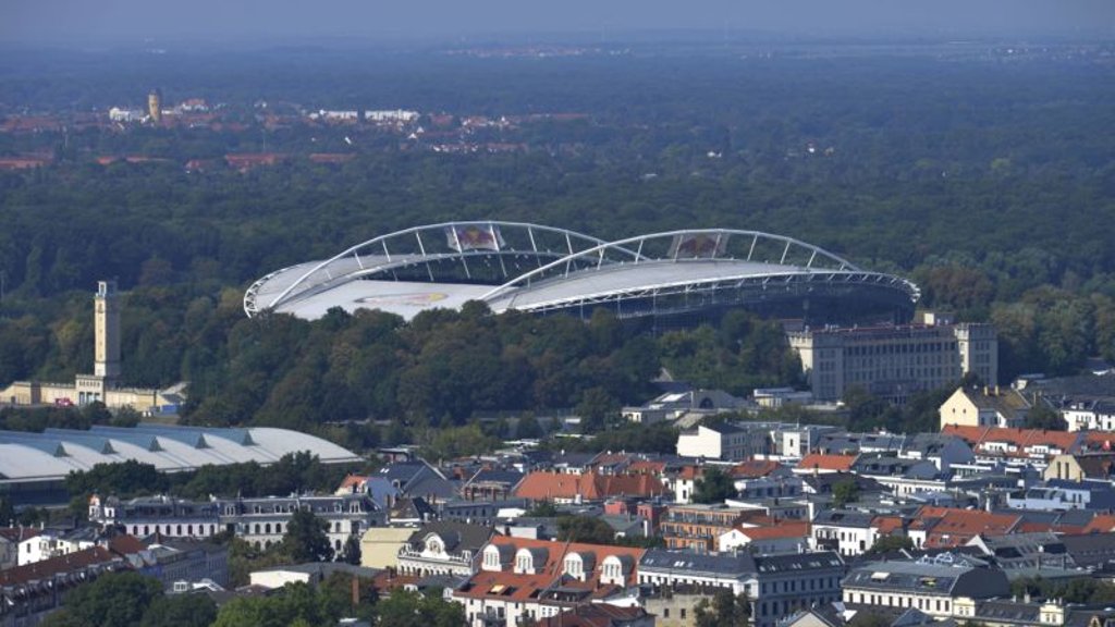 Die Red Bull Arena und deren Ausbauverzögerungen werden offenbar von RB Leipzig und dem DFB besprochen.
