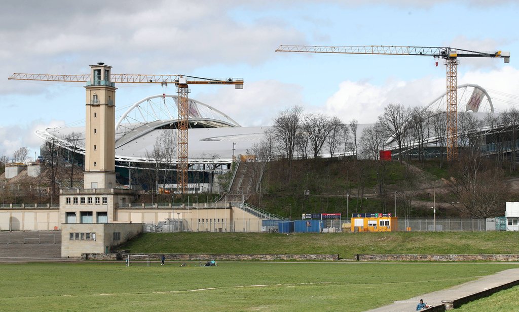 Turmdrehkräne über dem Stadion: Baustelle Red-Bull-Arena.