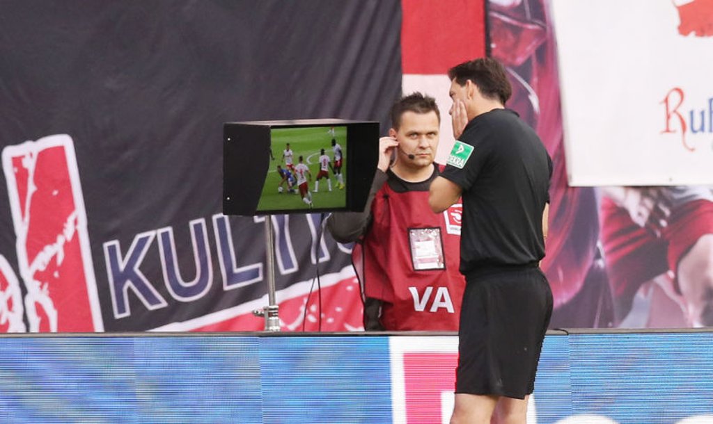 Schiedsrichter Manuel Gräfe beim Videobeweis