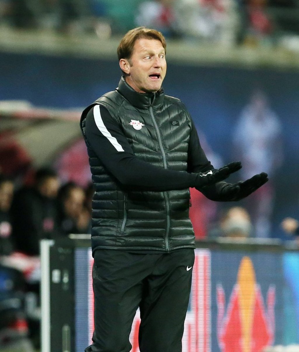 Ralph Hasenhüttl hält mit RB Leipzig den Ball flach.