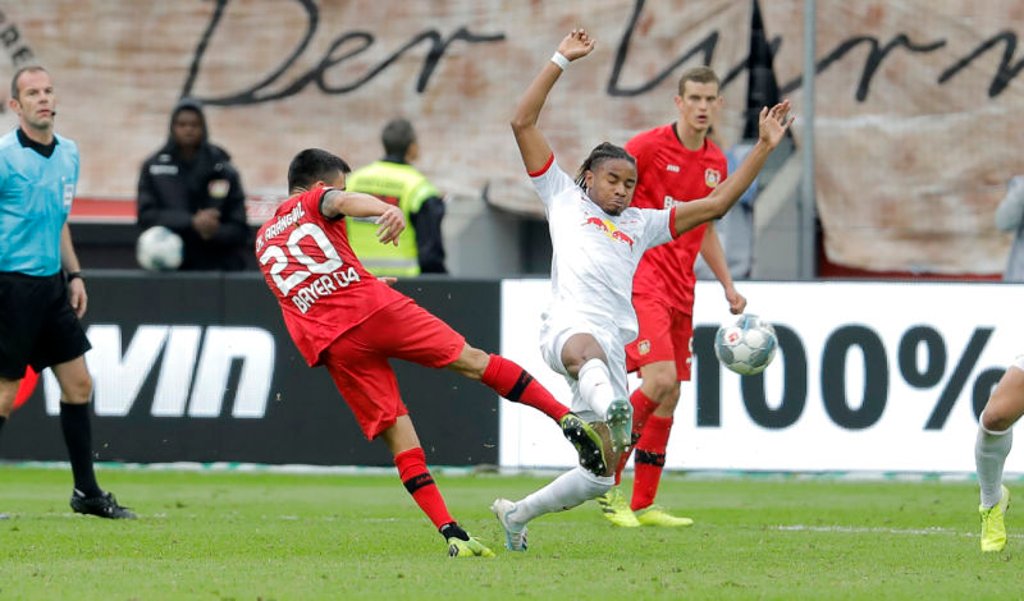 Mit offener Sohle: Christopher Nkunku gegen Charles Aranguiz
