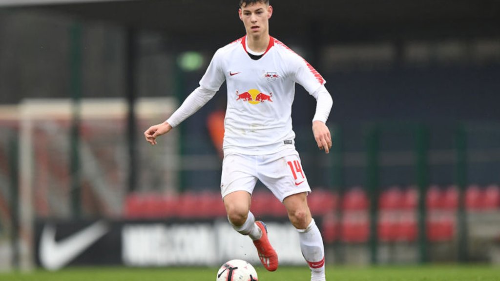 Tom Krauß für die U19 von RB Leipzig am Ball.