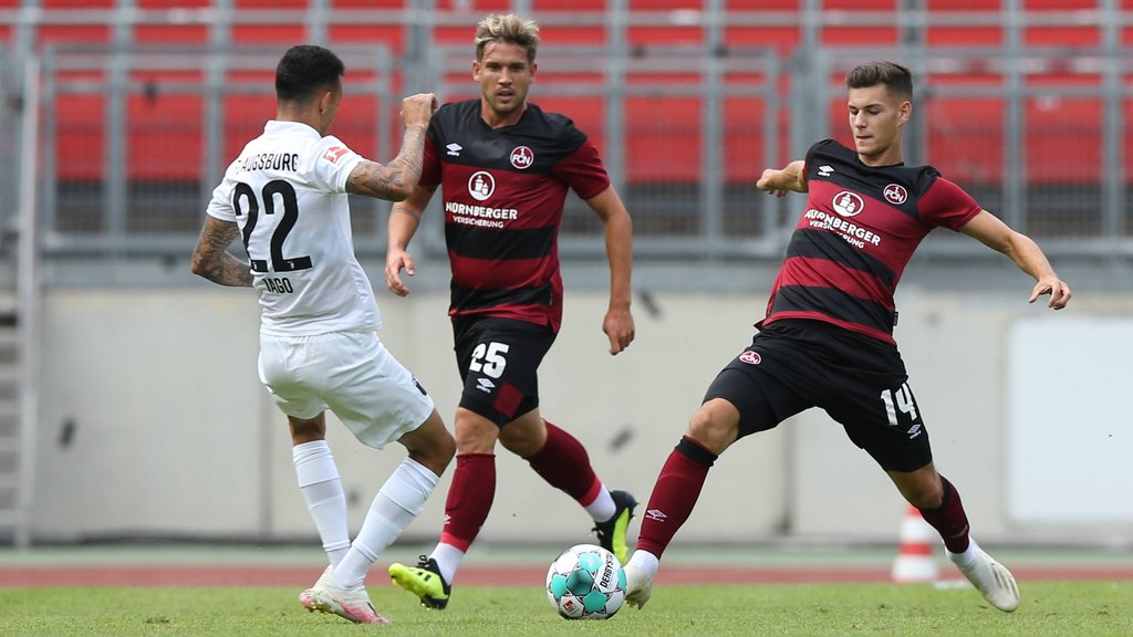 Tom Krauß (r.) im Trikot des 1. FC Nürnberg beim Test gegen den Augsburg.