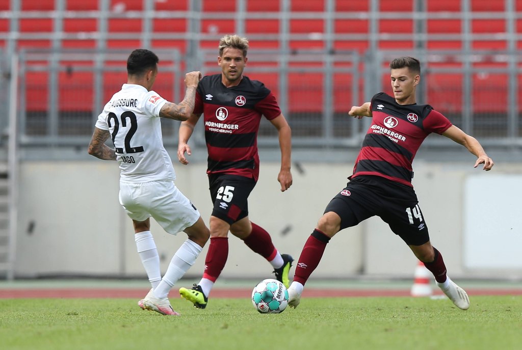 Tom Krauß (r.) im Trikot des 1. FC Nürnberg beim Test gegen den Augsburg.