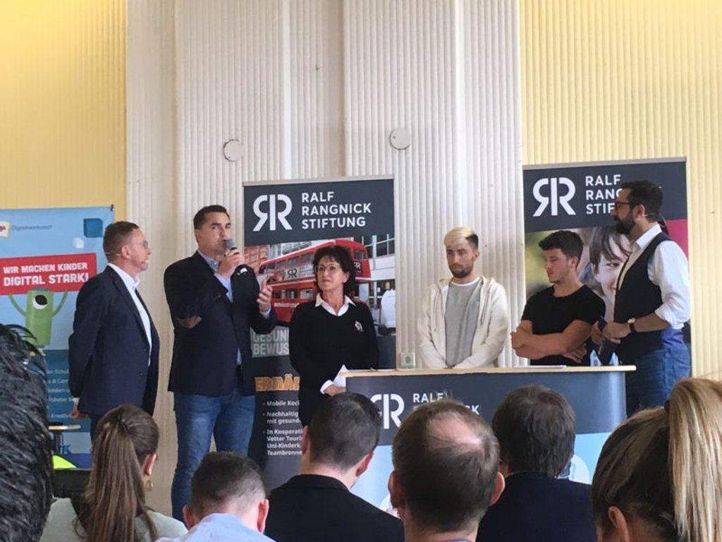 Ralf Rangnick, Diego Demme und Kevin Kampl bei der Stiftungspräsentation.