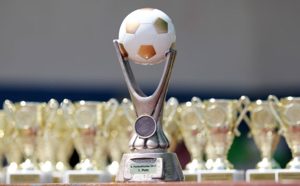Das isser: Der Pokal des Fanball-Turniers. Quelle. Gepa Pictures