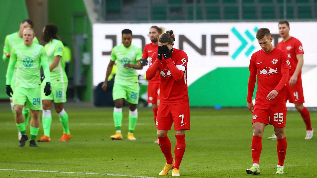 Marcel Sabitzer verschließt die Augen vor seinem Fehlpass, der zum 1:2 führte