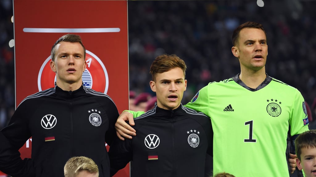 RB Leipzigs&nbsp;Lukas Klostermann (l.) und DFB-Kapitän Manuel Neuer (r.) teilen sich im EM-Quartier mit zwei Teamkollegen ein Zimmer.