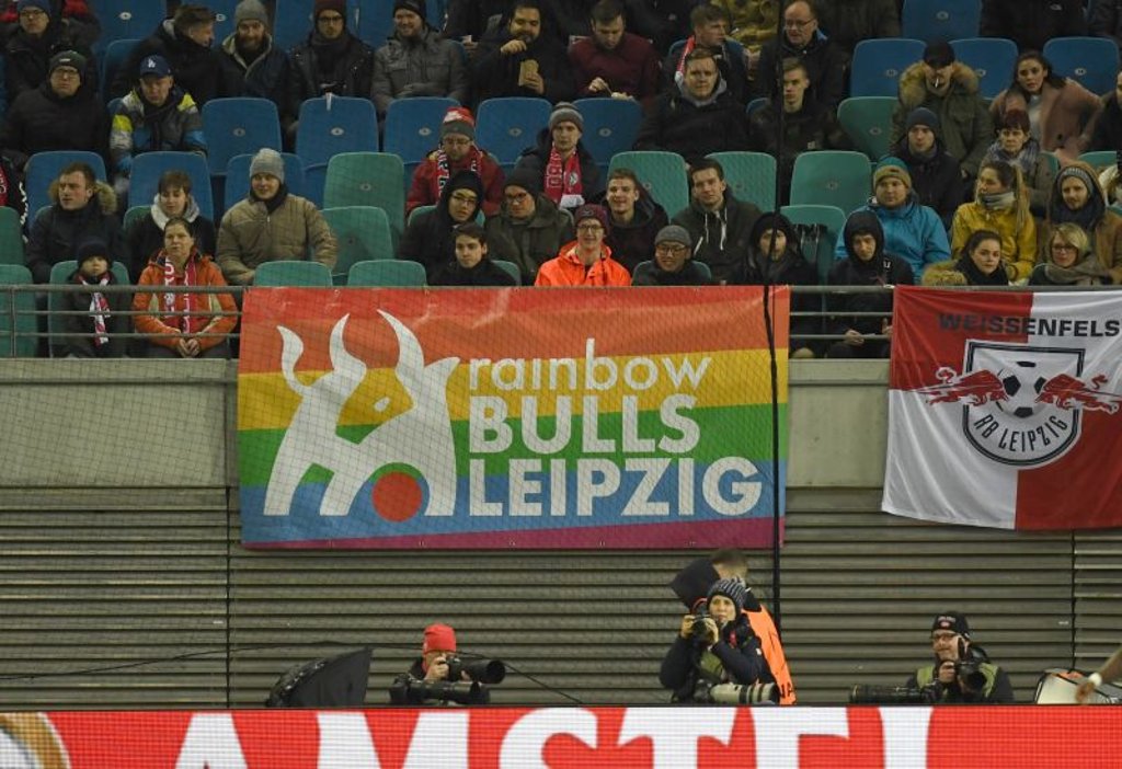 Die RainbowBulls engagieren sich für die Queer Football Fanclubs .