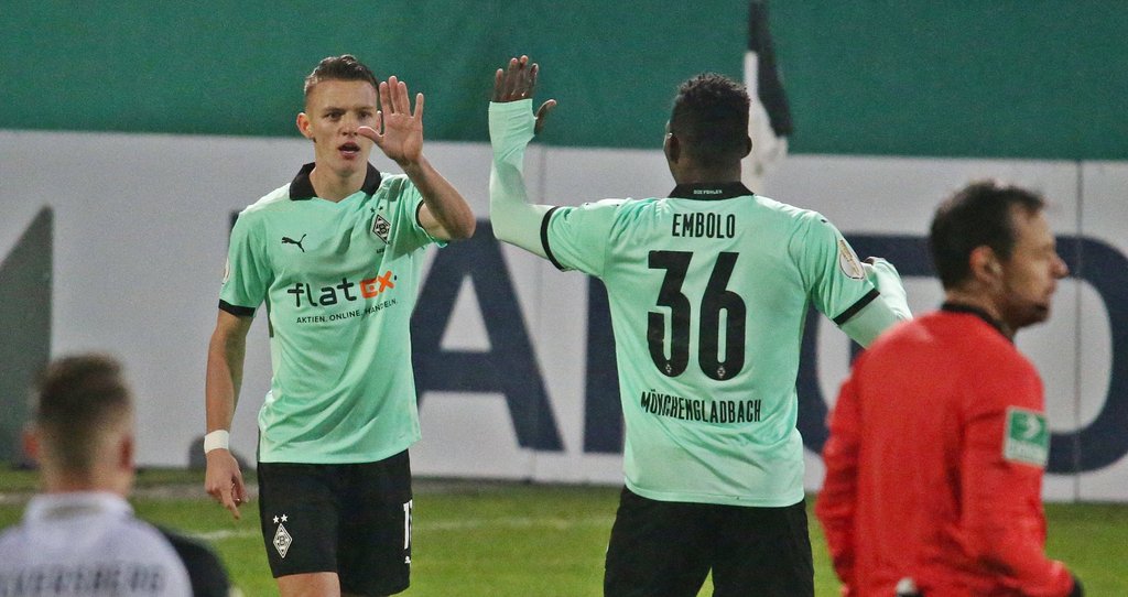 Hannes Wolf (l.) bejubelt sein Tor mit Teamkollege mit Breel Embolo.