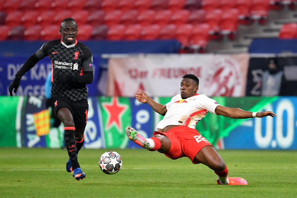 Verschätzt, verfehlt und und ausgerutscht: Nordi Mukiele gegen Sadio Mané.